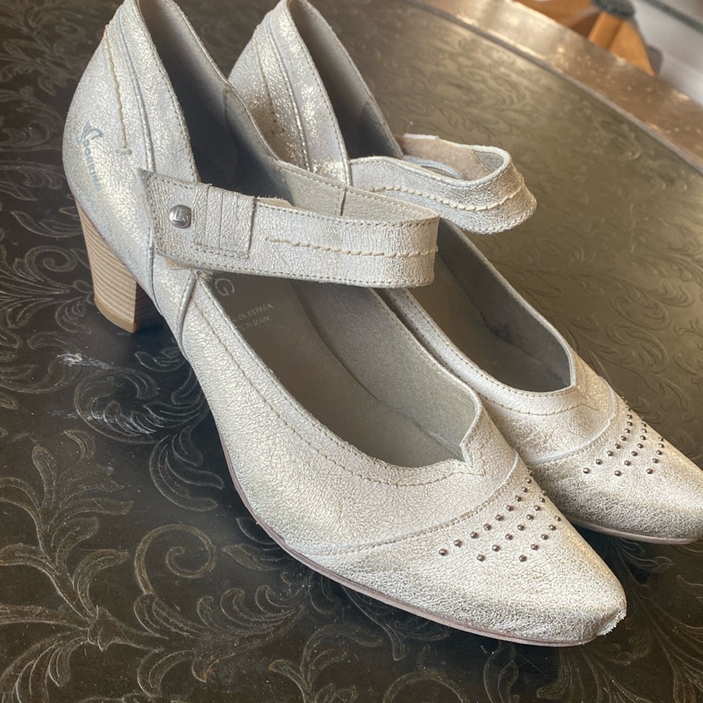 Dorking by Flucho Leather Shoes Shimmery Gold and Cream Size 8.5